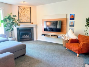 TV connectée, cheminée, livres
