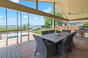 Outdoor dining - The Mallard on Blue Cove at Cedar Creek Lake with Hot tub! (Gun Barrel City)