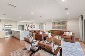 Smart TV - The Mallard on Blue Cove at Cedar Creek Lake with Hot tub! (Gun Barrel City)