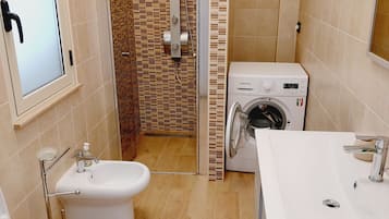 Regadera, secadora de cabello, bidet, toallas