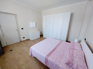 1 habitación, tabla de planchar con plancha y ropa de cama 