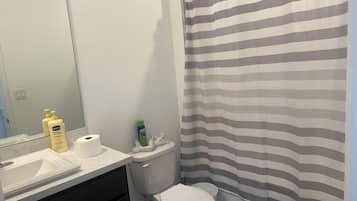 Hiustenkuivaaja, pyyhkeet, saippua, vessapaperi