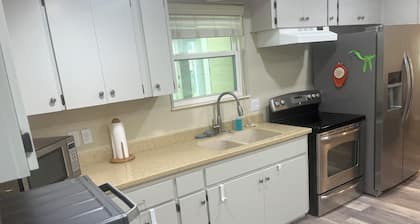 Charming 3-bedroom house in Port O'Connor. Relax after a day at beach or fishing
