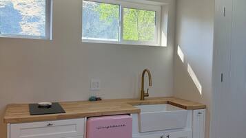 Een koelkast, een koffiezetapparaat/waterkoker, een waterkoker