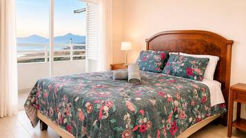 2 bedrooms, internet, bed sheets