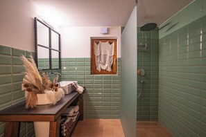 Een douche, een haardroger, handdoeken, zeep