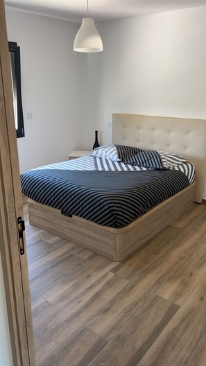 4 habitaciones, tabla de planchar con plancha, wifi y ropa de cama 