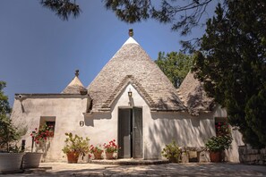 Exterior - Authentic Trullo 8 pax | Garden Nordic tub spa | Nature retreat | Itria Valley (Cisternino)