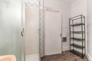 Serviettes fournies, savon, papier toilette
