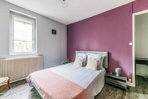 3 chambres, fer et planche à repasser, Wi-Fi, draps fournis