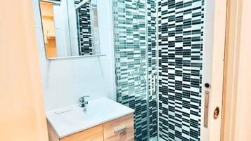 Een haardroger, handdoeken, zeep, toiletpapier