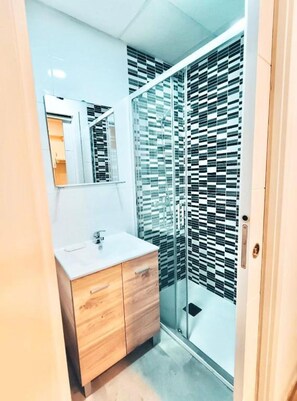 Haartrockner, Handtücher, Seife, Toilettenpapier