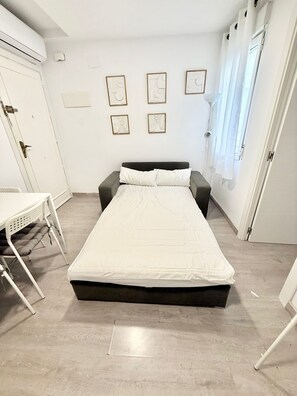 1 bedroom, bed sheets