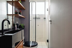 Shower, hair dryer, towels, soap - Interlagos Autodrome Apartment (Vila da Paz São Paulo)