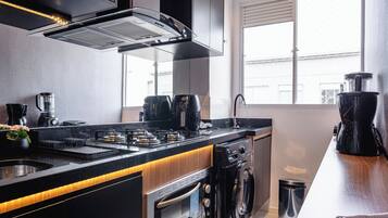 Geladeira, micro-ondas, fogão, cooktop