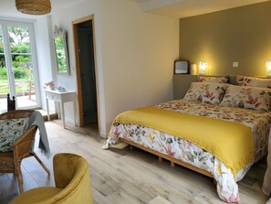 1 bedroom, WiFi, bed sheets - Garden-level B&B in the Normandy countryside (Saint-Fraimbault)