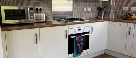 Een magnetron, een oven, een kookplaat, een vaatwasser