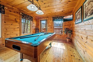Game room - Charming 2/bd 2bath cabin, WiFi, AC only minutes to Pigeon Forge and Gatlinburg (Sevierville)