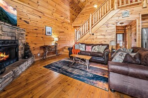 Living area - Charming 2/bd 2bath cabin, WiFi, AC only minutes to Pigeon Forge and Gatlinburg (Sevierville)