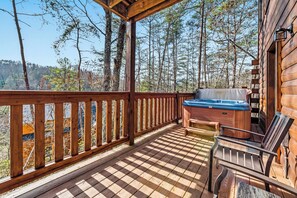 Outdoor spa tub - Charming 2/bd 2bath cabin, WiFi, AC only minutes to Pigeon Forge and Gatlinburg (Sevierville)