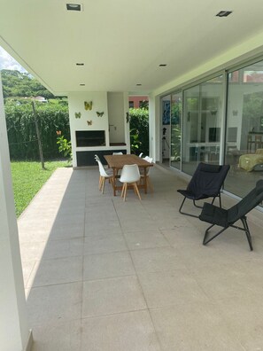 Outdoor dining - House in Meadows of San Lorenzo - San Lorenzo Chico / Salta (Salta)