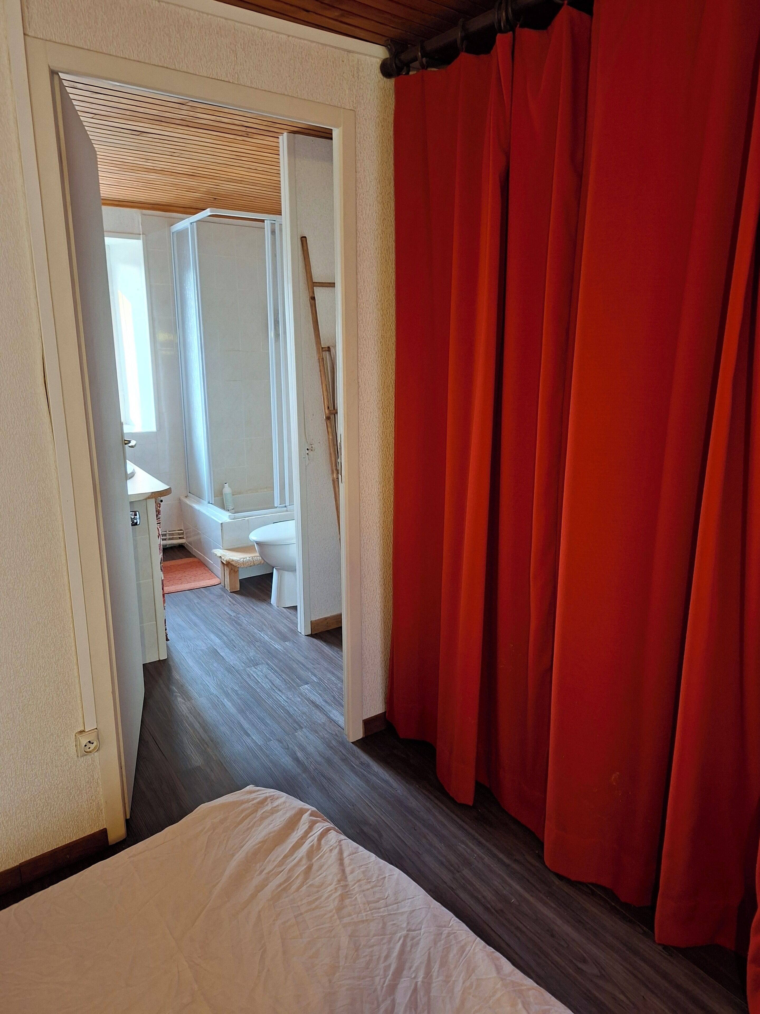 3 bedrooms, travel crib
