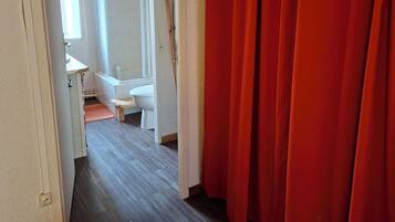 3 bedrooms, travel crib