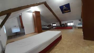 3 Schlafzimmer, Reisekinderbett