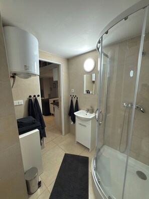 Dusche, Haartrockner, Handtücher, Seife