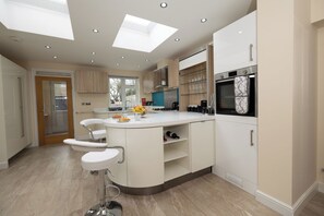 Microwave, oven, stovetop, dishwasher - Modern 4-Bedroom House in Windsor | Near Legoland (Windsor)