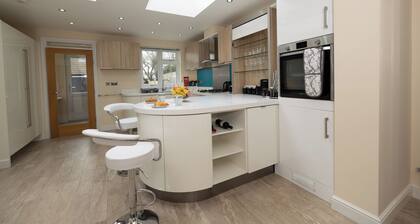 Modern 4-Bedroom House in Windsor | Near Legoland