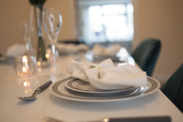 Dining - Modern 4-Bedroom House in Windsor | Near Legoland (Windsor)