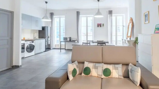 A modern apartment with a living room, kitchen, dining area, and large windows. - LARGE APARTMENT, 5 min from Saint-Charles train station (Marseille)