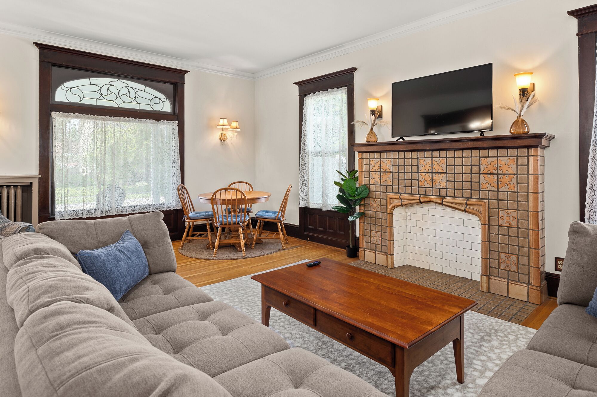 Een smart-tv en een tafeltennistafel