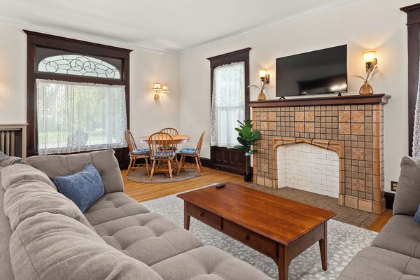 Een smart-tv en een tafeltennistafel