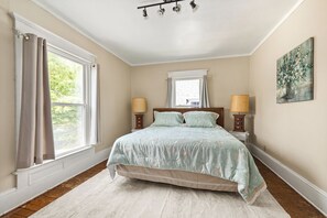 4 bedrooms, iron/ironing board, free WiFi, bed sheets