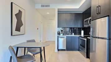 Réfrigérateur, micro-ondes, four, plaque de cuisson