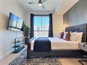 Escritorio, tabla de planchar con plancha, wifi gratis y ropa de cama