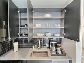 Réfrigérateur, micro-ondes, four, plaque de cuisson