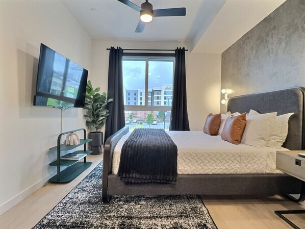 Desk, iron/ironing board, free WiFi, bed sheets - Modern Birmingham Retreat | Steps to Parks & Eats (Birmingham)