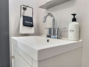 Een haardroger, handdoeken