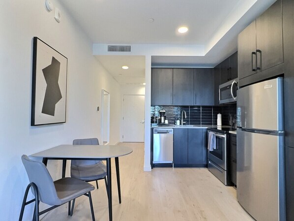 Refrigerador, microondas, horno, placa de cocina