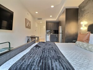 Una scrivania, ferro/asse da stiro, Wi-Fi gratuito, lenzuola