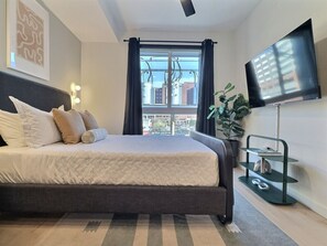 Escritorio, tabla de planchar con plancha, wifi gratis y ropa de cama 