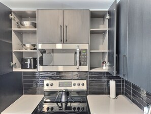 Frigorífico, microondas, horno y placa de cocina
