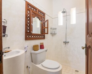Shower, toilet paper - Kizingitini Suite - Jannah Lamu (Shela)