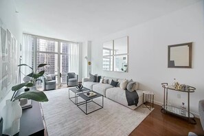 Living area - Large 1-bedroom condo in terrific New York with WiFi and W/D (New York)