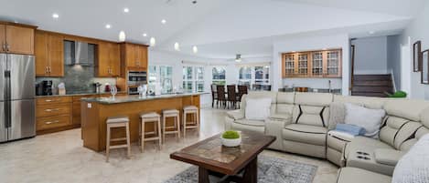 Televisor intel·ligent, reproductor de DVD i futbolí