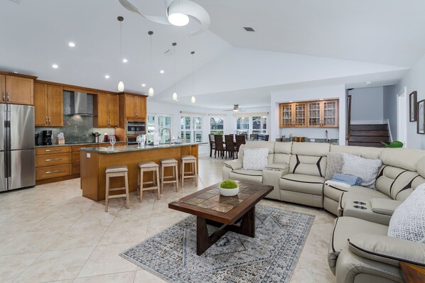 Smart TV, DVD player, table football, ping pong - Stunning waterfront home, with HUGE POOL! (Marco Island)
