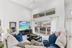 Smart-tv, dvd-spelare, bordsfotboll och ett bordtennisbord